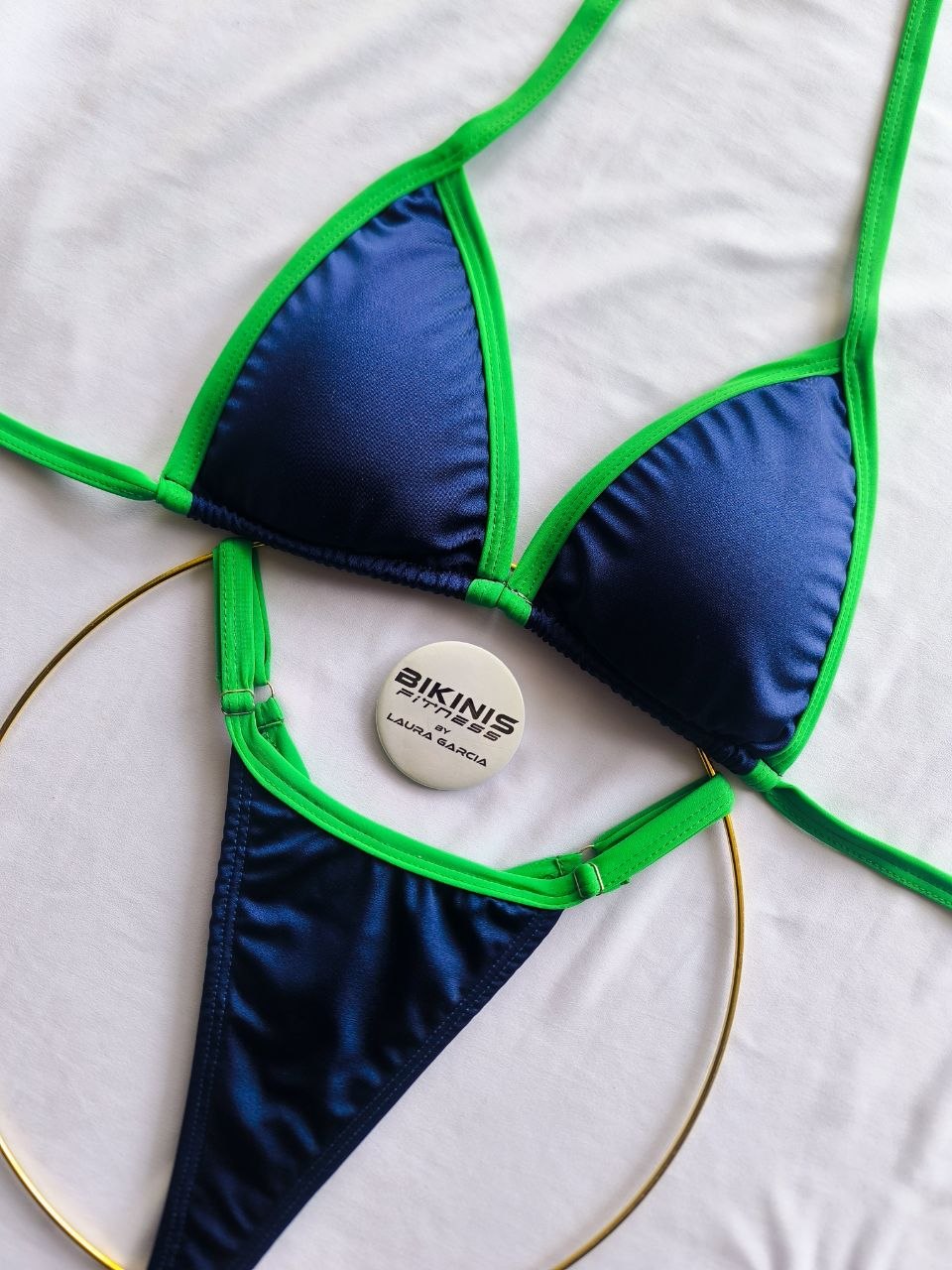 Bikini de playa azul marino línea verde estilo corte brasilero ajustable sexy