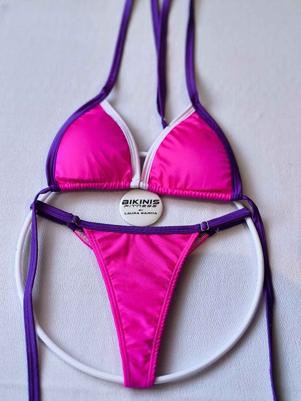 Bikini fuccia con toques morados corte brasilero en el glúteo