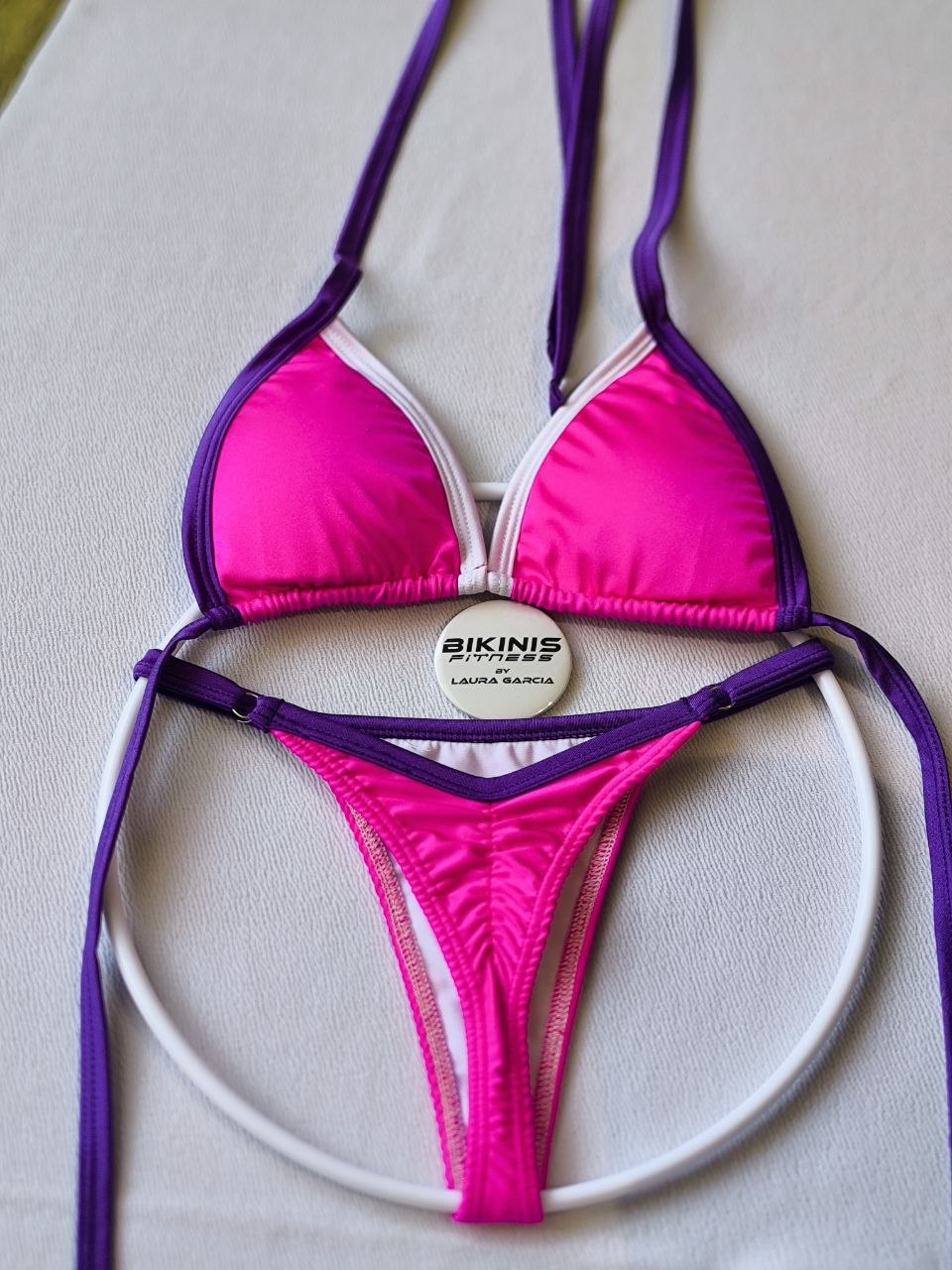 Bikini fuccia con toques morados corte brasilero en el glúteo