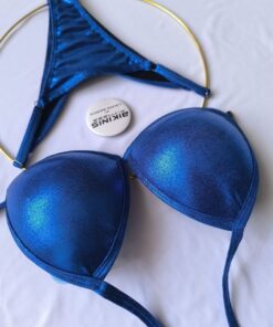 Bikini fit model NPC azul brillante, con breteles ajustables. Corte reglamentario BikinisFitness