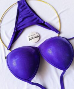 Bikini fit model NPC morado brillante breteles ajustables corte reglamentario. BikinisFitness