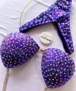 Bikini de competencia violeta, con sub tonos azules, y destellos tornasolados. Reglamentario IFBB disponible. BikinisFitness