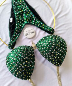 Bikini de competencia verde esmeralda, con destellos tornasolados, conector colgante reglamentario IFBB disponible. Bikini - Wellnes BikinisFitness