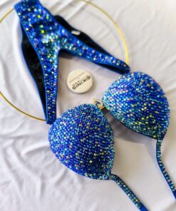 Bikini de competencia en degrade destellos tornasolados, azul claro, azul rey, conector en el centro del pecho, reglamentario IFBB disponible. BikinisFitness